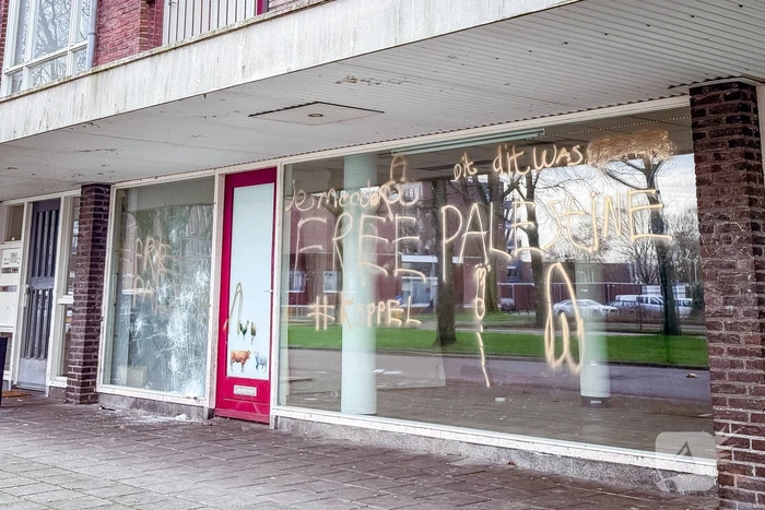 Ruiten leegstaand pand beklad en bekogeld met stenen