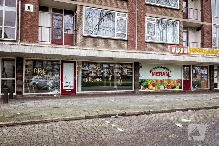 Ruiten leegstaand pand beklad en bekogeld met stenen