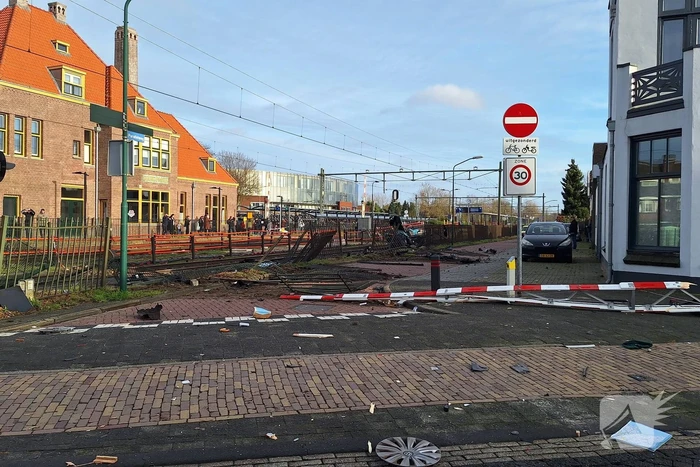 Enorme ravage nadat trein op auto botst