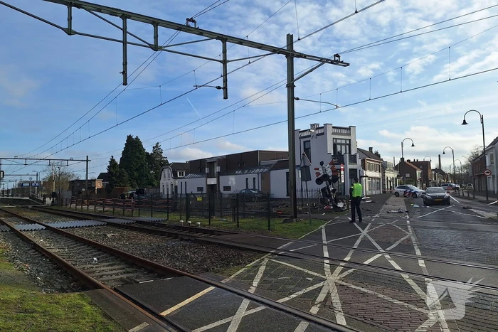 Enorme ravage nadat trein op auto botst