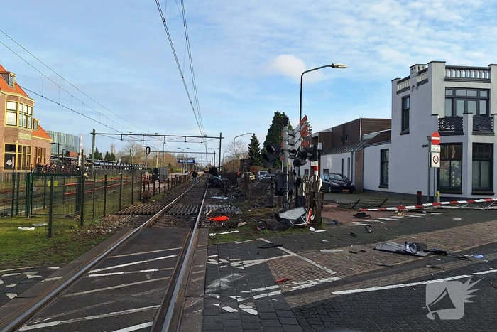 Enorme ravage nadat trein op auto botst