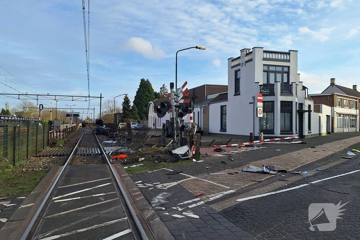 Enorme ravage nadat trein op auto botst
