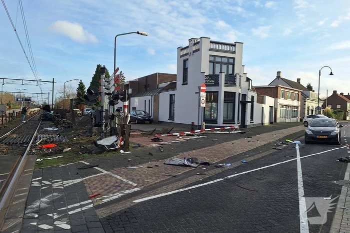 Enorme ravage nadat trein op auto botst
