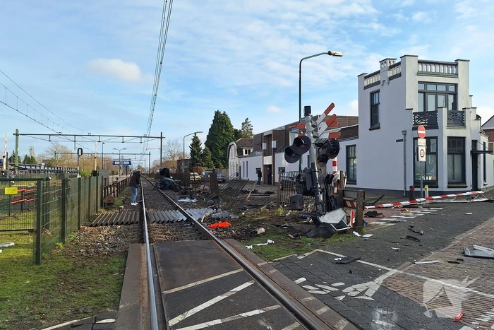 Enorme ravage nadat trein op auto botst
