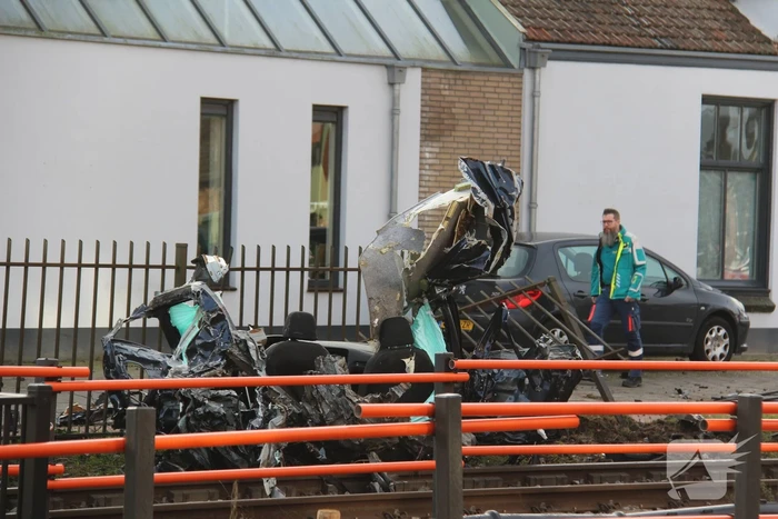 Enorme ravage nadat trein op auto botst