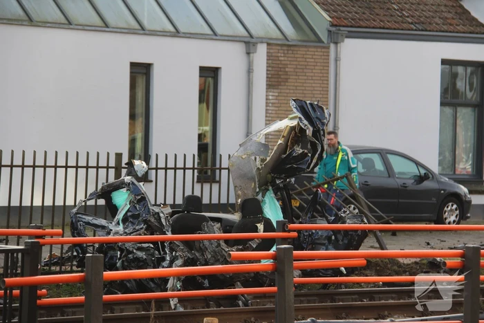 Enorme ravage nadat trein op auto botst