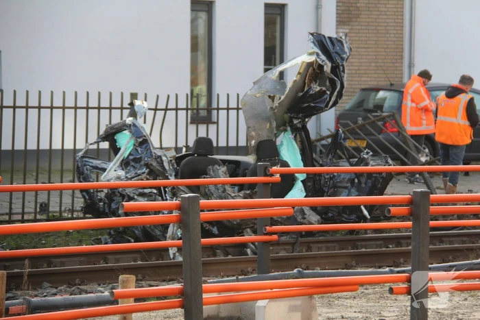 Enorme ravage nadat trein op auto botst
