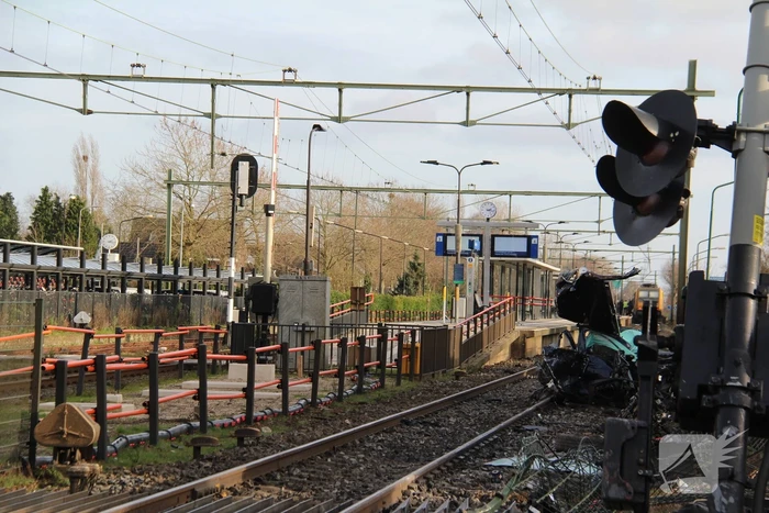 Enorme ravage nadat trein op auto botst