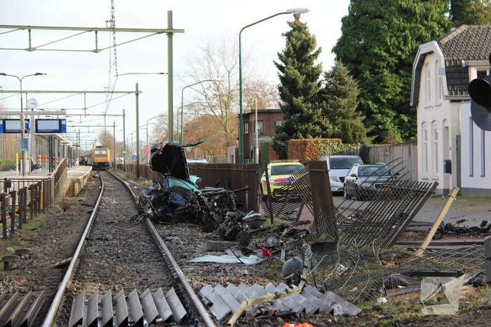 Enorme ravage nadat trein op auto botst