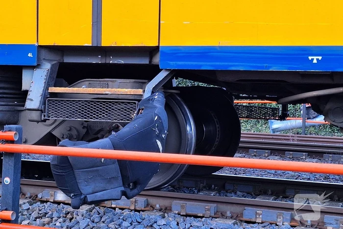 Enorme ravage nadat trein op auto botst