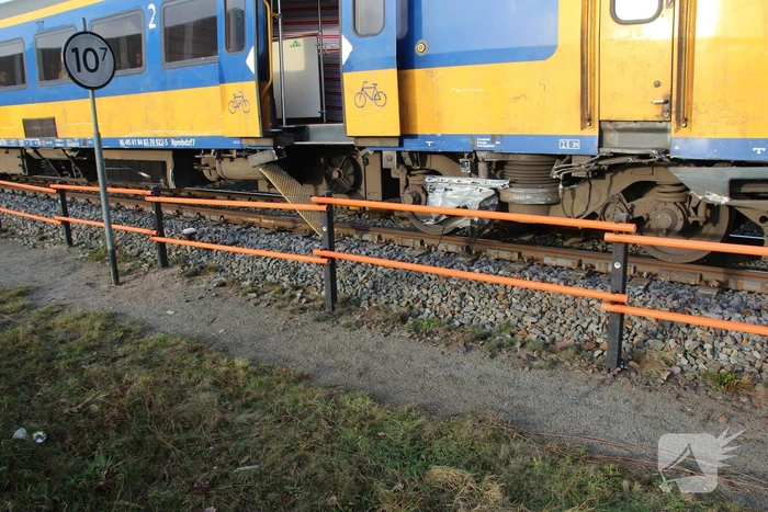 Enorme ravage nadat trein op auto botst