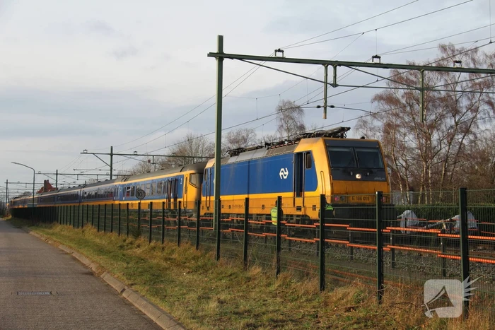 Enorme ravage nadat trein op auto botst