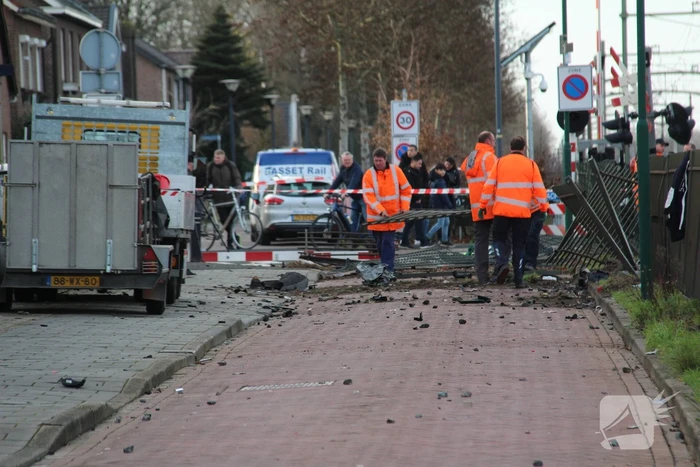 Enorme ravage nadat trein op auto botst