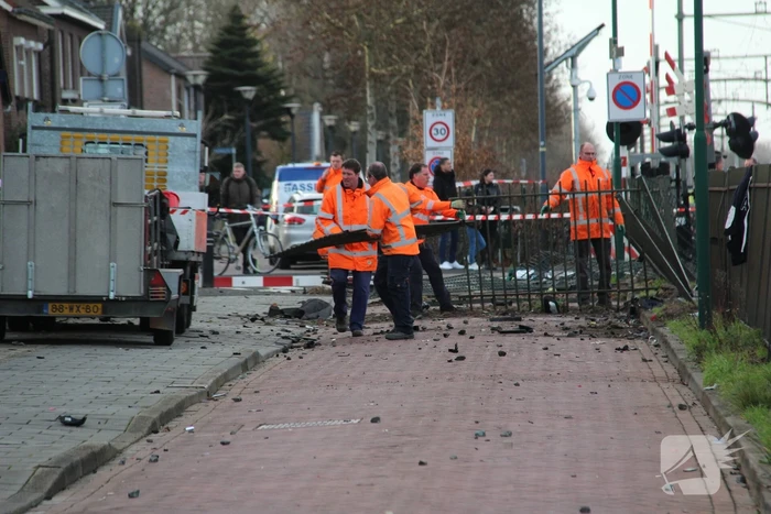 Enorme ravage nadat trein op auto botst