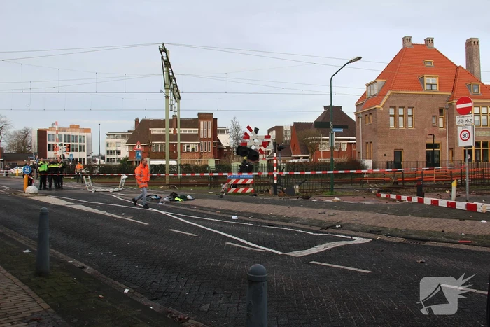 Enorme ravage nadat trein op auto botst