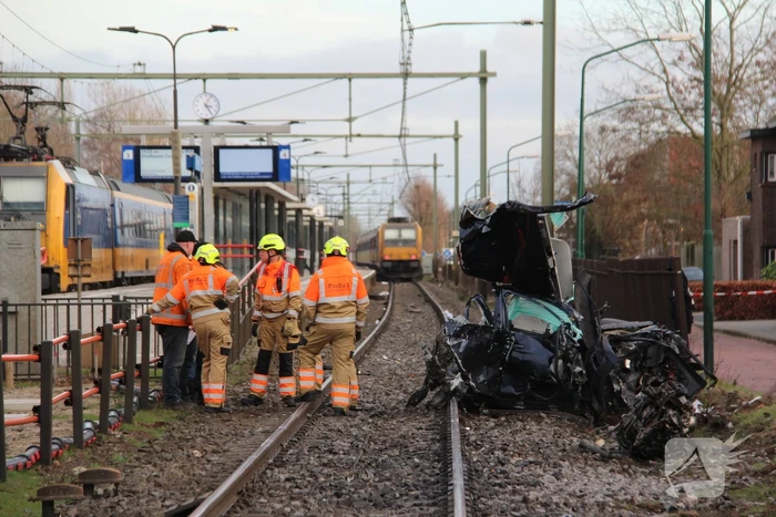 Enorme ravage nadat trein op auto botst