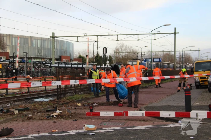 Enorme ravage nadat trein op auto botst