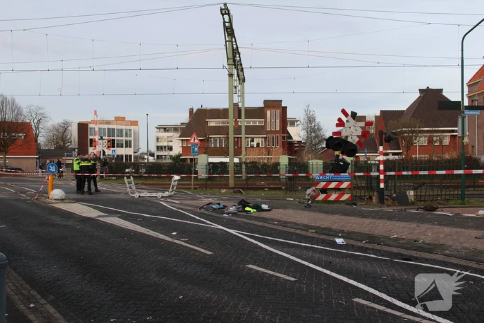 Enorme ravage nadat trein op auto botst