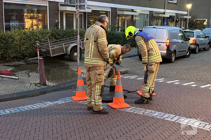 Brandweer doet onderzoek naar gaslucht in woning