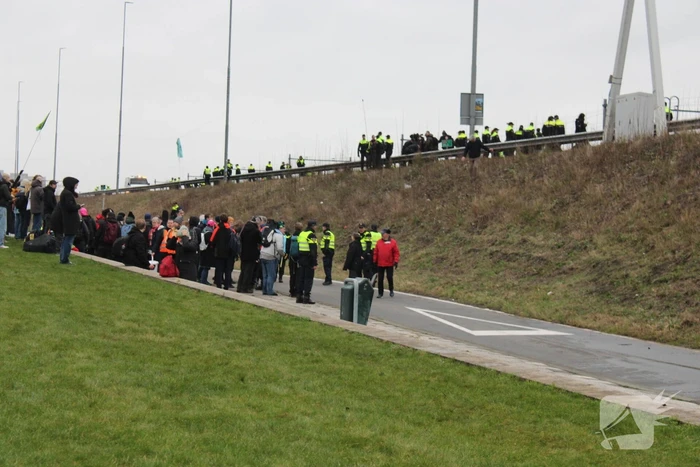 Demonstranten worden van de A10 gehaald na demonstratie