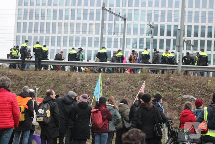 Demonstranten worden van de A10 gehaald na demonstratie