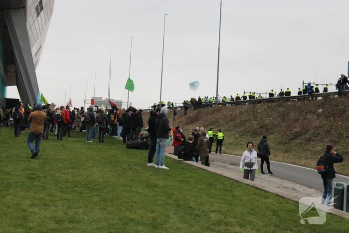 Demonstranten worden van de A10 gehaald na demonstratie