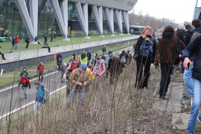 Demonstranten worden van de A10 gehaald na demonstratie