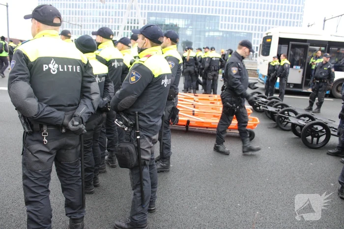 Demonstranten worden van de A10 gehaald na demonstratie
