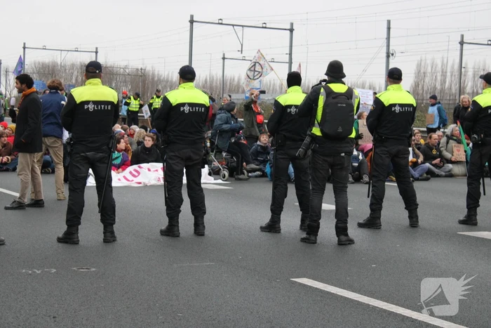 Demonstranten worden van de A10 gehaald na demonstratie