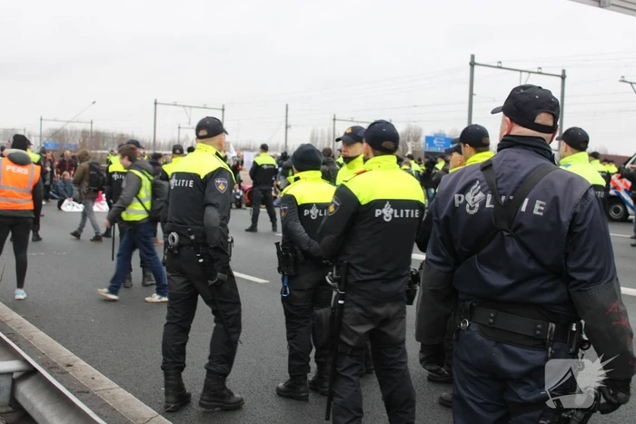 Demonstranten worden van de A10 gehaald na demonstratie