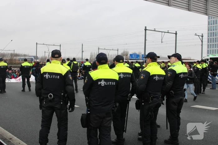 Demonstranten worden van de A10 gehaald na demonstratie