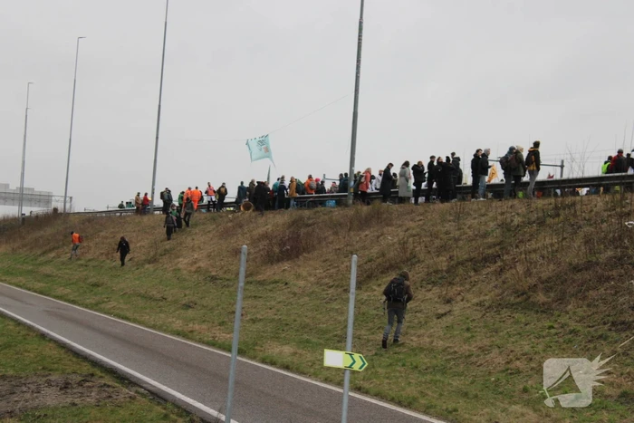 Demonstranten worden van de A10 gehaald na demonstratie