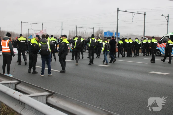 Demonstranten worden van de A10 gehaald na demonstratie