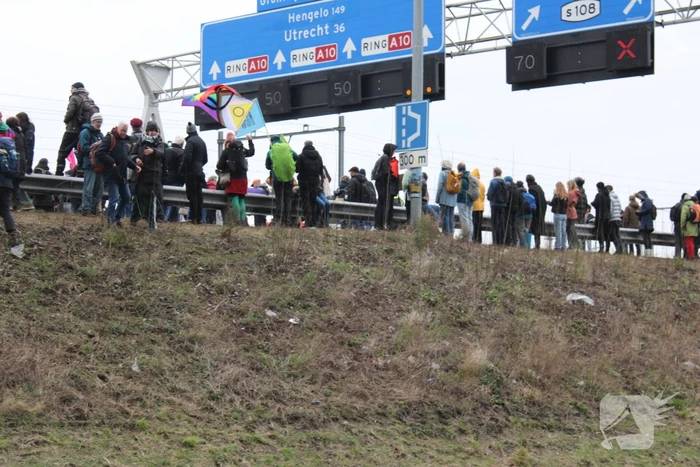 Demonstranten worden van de A10 gehaald na demonstratie