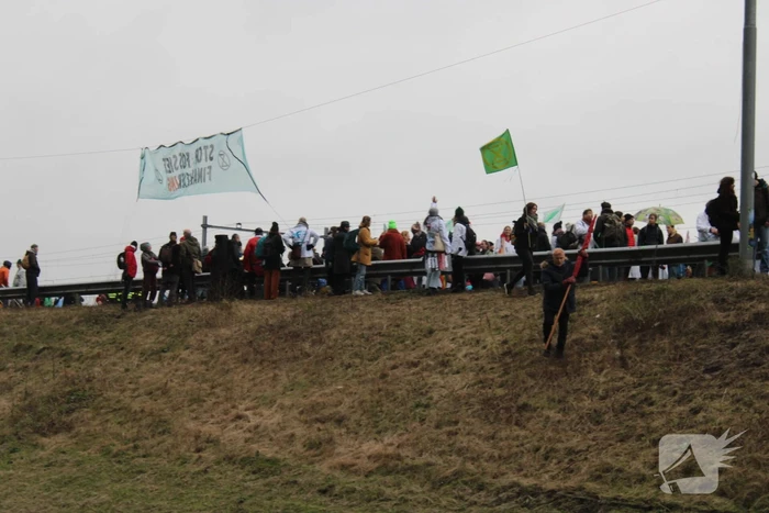Demonstranten worden van de A10 gehaald na demonstratie