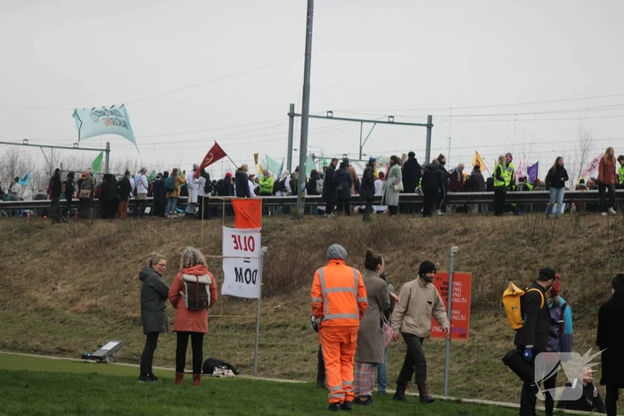 Demonstranten worden van de A10 gehaald na demonstratie