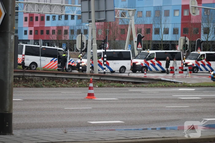 Demonstranten worden van de A10 gehaald na demonstratie