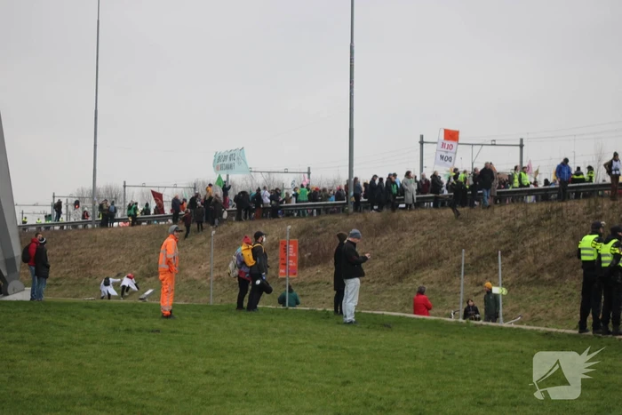 Demonstranten worden van de A10 gehaald na demonstratie