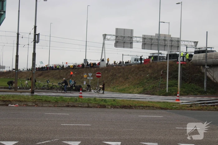 Demonstranten worden van de A10 gehaald na demonstratie
