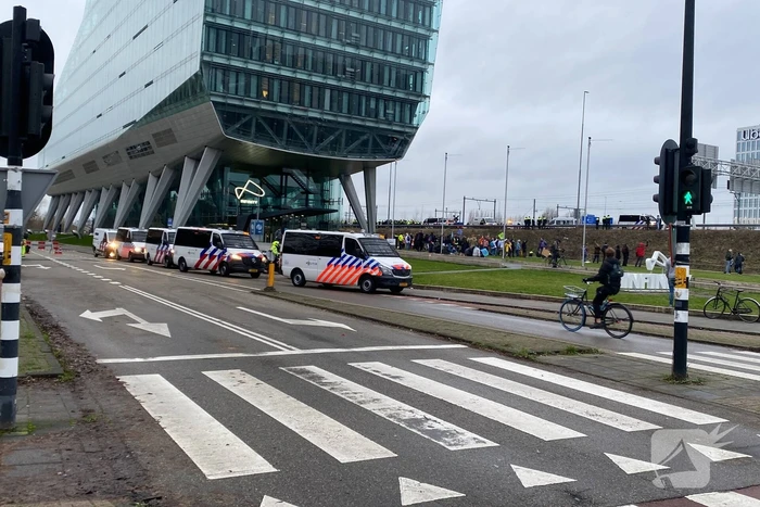 Demonstranten worden van de A10 gehaald na demonstratie