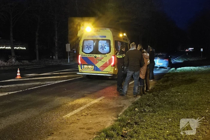 Ruiter met paard aangereden door personenauto
