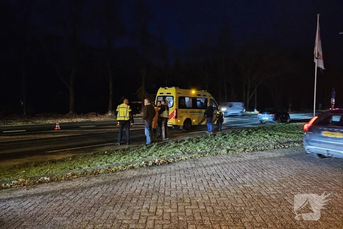 Ruiter met paard aangereden door personenauto