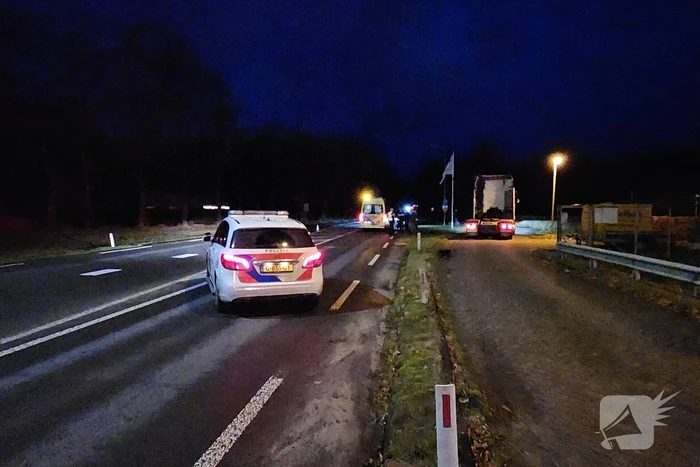 Ruiter met paard aangereden door personenauto