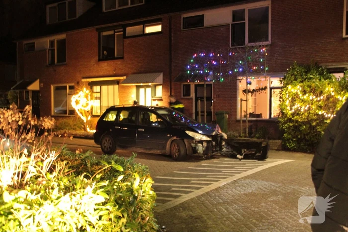 Personenauto komt tot stilstand tegen boom
