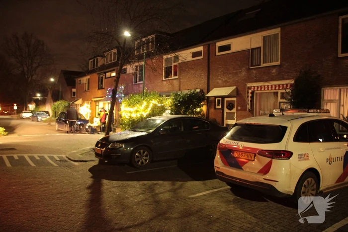 Personenauto komt tot stilstand tegen boom