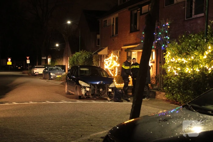 Personenauto komt tot stilstand tegen boom