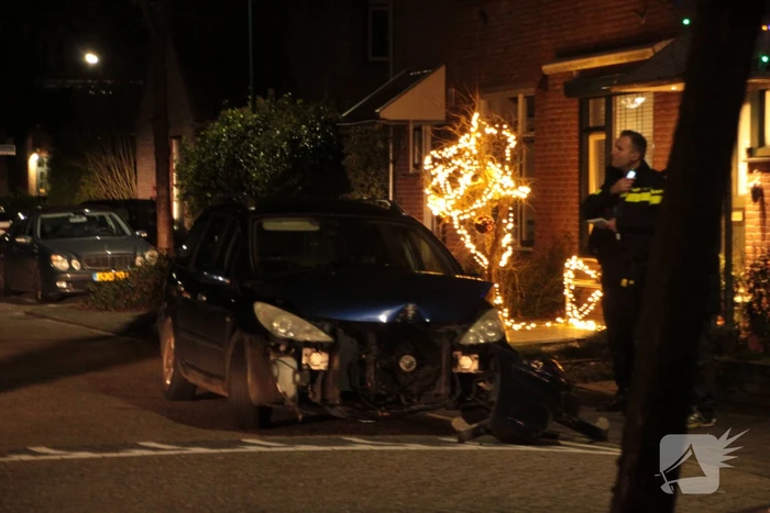 Personenauto komt tot stilstand tegen boom