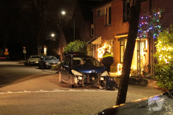 Personenauto komt tot stilstand tegen boom