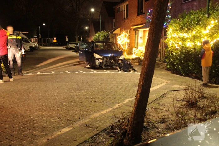 Personenauto komt tot stilstand tegen boom