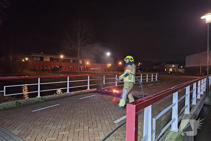 Buitenbrand op brug snel geblust